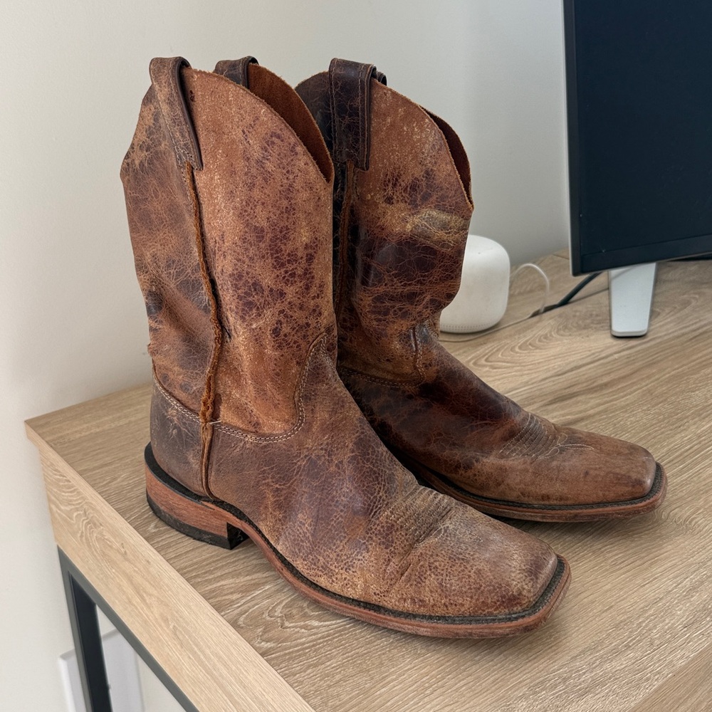 Justin Men’s LIKE NEW square toe distressed Bent Rail boots; retailed at $250 - Picture 7 of 13
